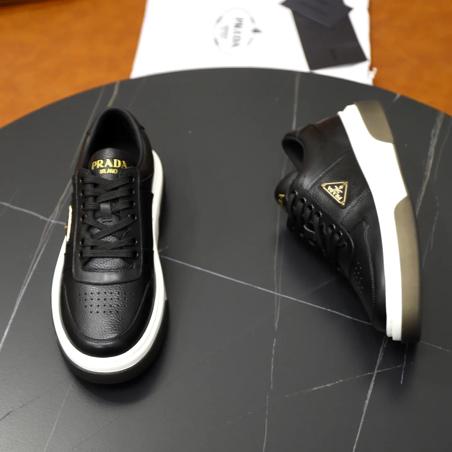 Factory price: 720💰Top original order Brand: PRADA (Prada) Standard code: Men's size 38/44 (45 can be customized) Grade: Same as the official website Material: Original cowhide stitching imported cowhide lining Original combination two-color wear-resistant soft outsole Style category: Leisure and sports version Young fashion European and American trend British style Color: Actual picture color